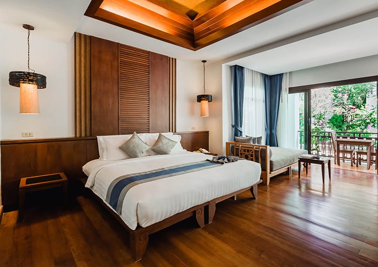 ห้องพักของ Railay Village Resort พร้อมระเบียงส่วนตัวมองออกไปเห็นสวน