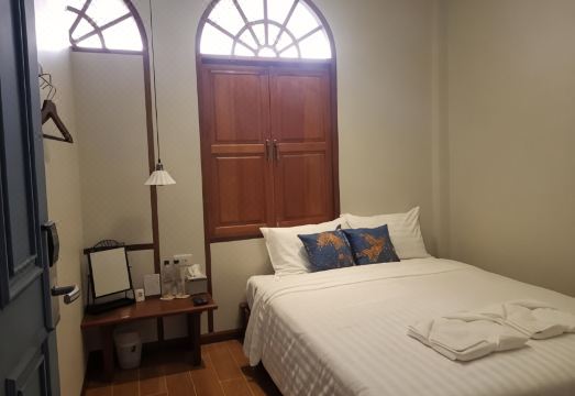 ห้องพักของ A Day Inn Ranong Hostel โทนสะอาดเรียบง่าย เตียงนอนสบาย