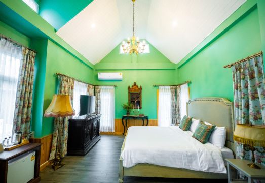 บ้านพักหลังเล็กของ Baroque Boutique Resort ระนอง ท่ามกลางสวนร่มรื่น