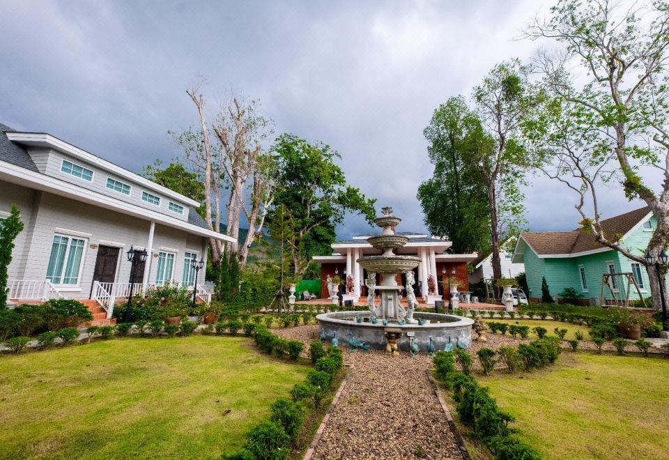 มุมตกแต่งด้วยเฟอร์นิเจอร์และของสะสมโบราณภายใน Baroque Boutique Resort