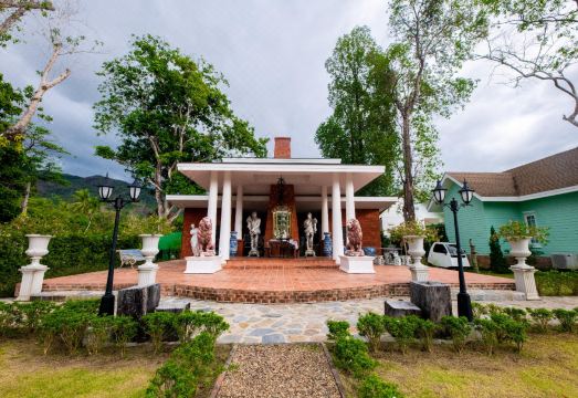 ห้องพักและระเบียงของ Baroque Boutique Resort ระนอง