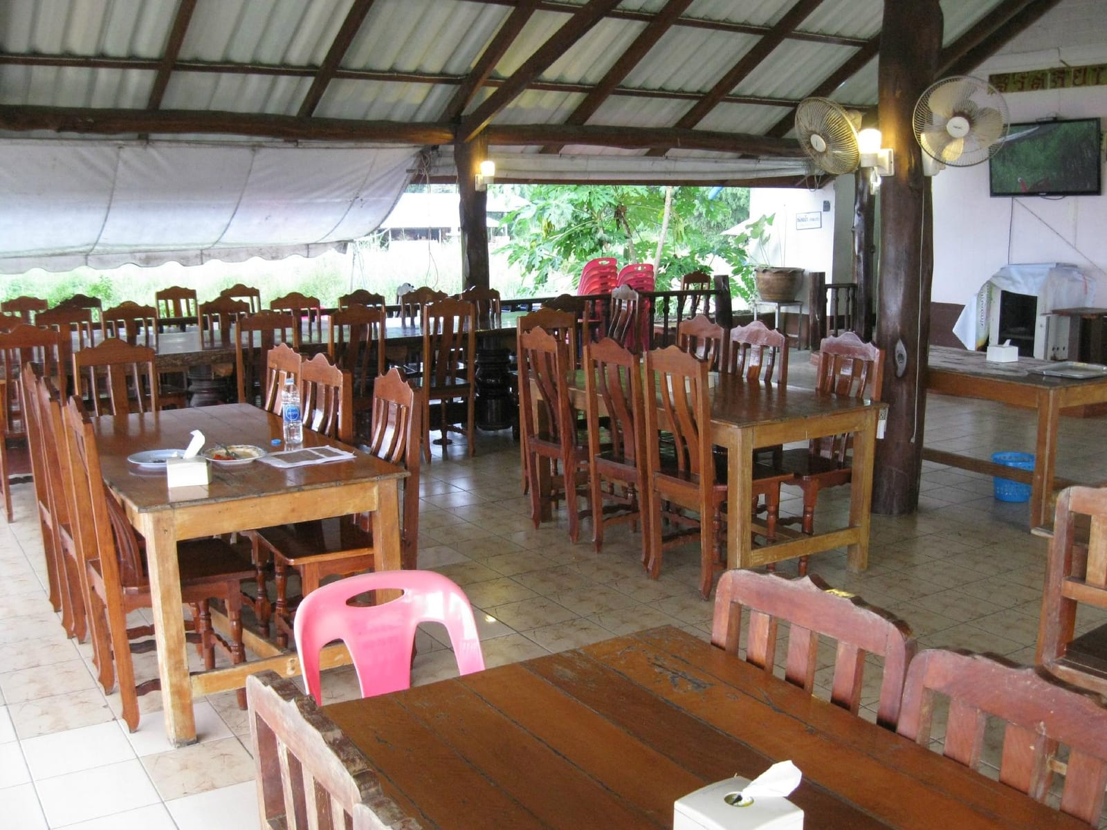 บ้านพักทรงไทยและสวนร่มรื่นของ B.C. Badin Resort ระนอง