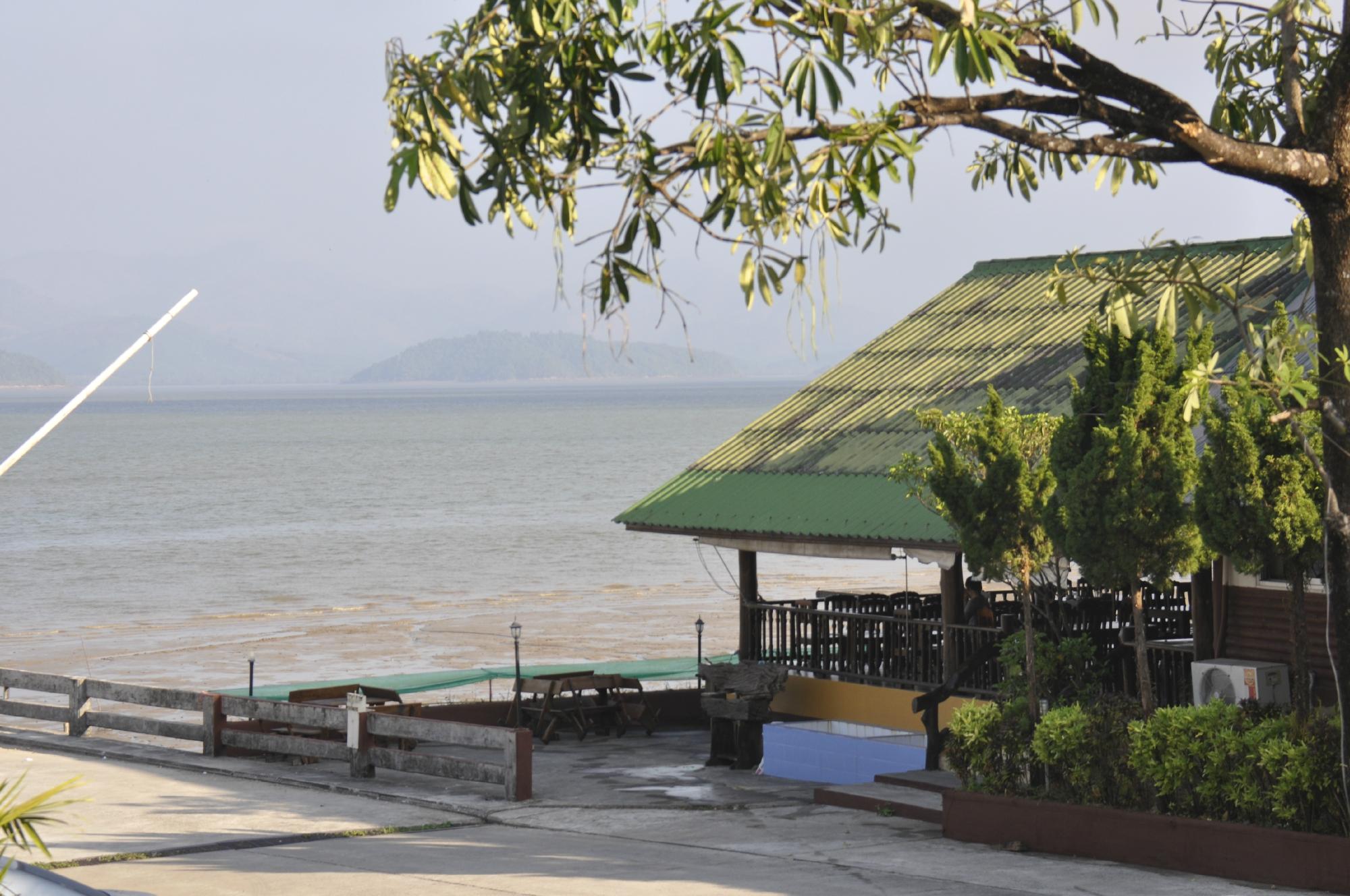 สระว่ายน้ำกลางแจ้งและบรรยากาศริมทะเลของ B.C. Badin Resort ระนอง