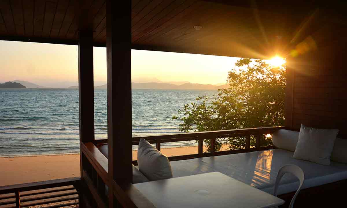 วิลล่า Sea View ของ The Blue Sky Resort เกาะพะยาม มองออกไปเห็นทะเลอันดามัน