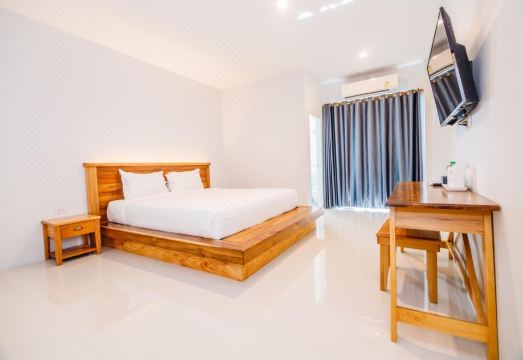 ห้องพักของ Greenish Hotel ระนอง โทนสะอาดสว่าง เตียงนอนสบาย