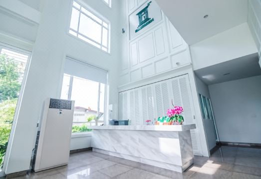 มุมห้องพักและห้องน้ำของ Greenish Hotel ระนอง ดูใหม่และสะอาด