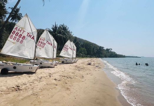 หาดส่วนตัวและสะพานไม้ยื่นลงทะเลของ Jansom Beach Resort ปากน้ำระนอง