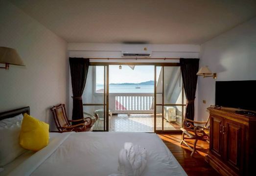 ห้องพักบังกะโลไม้ของ Jansom Beach Resort มีระเบียงส่วนตัวมองเห็นทะเล