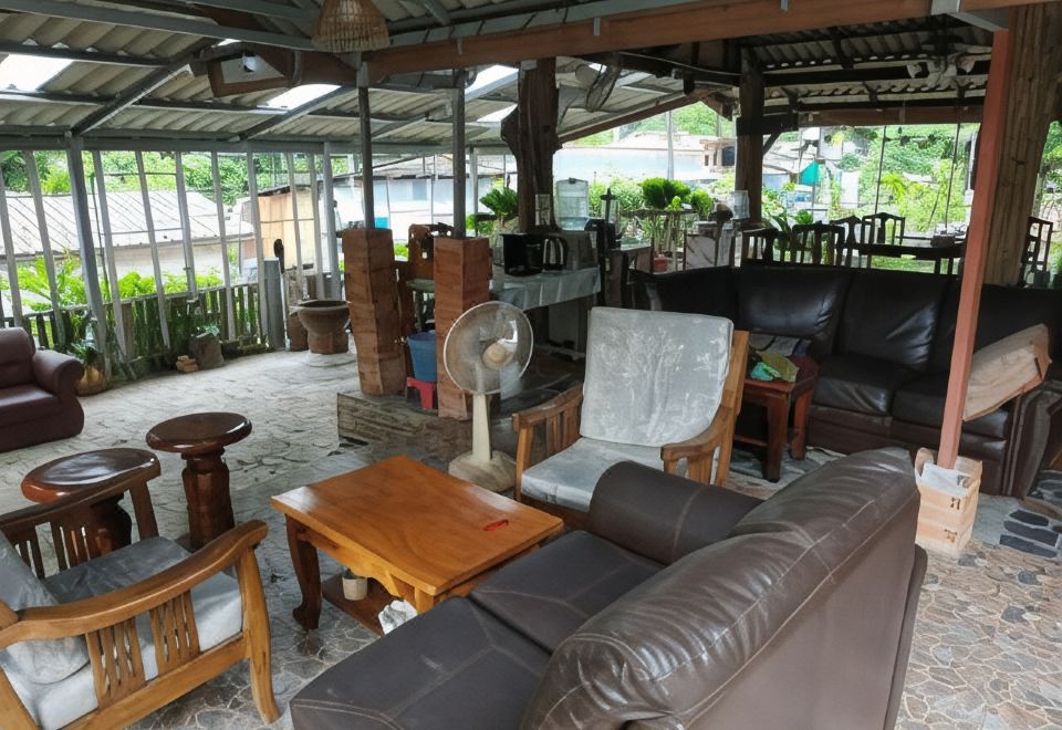 อาคารห้องพักของ Rattana's Resort ระนอง ท่ามกลางสวนต้นไม้เขียวร่มรื่น
