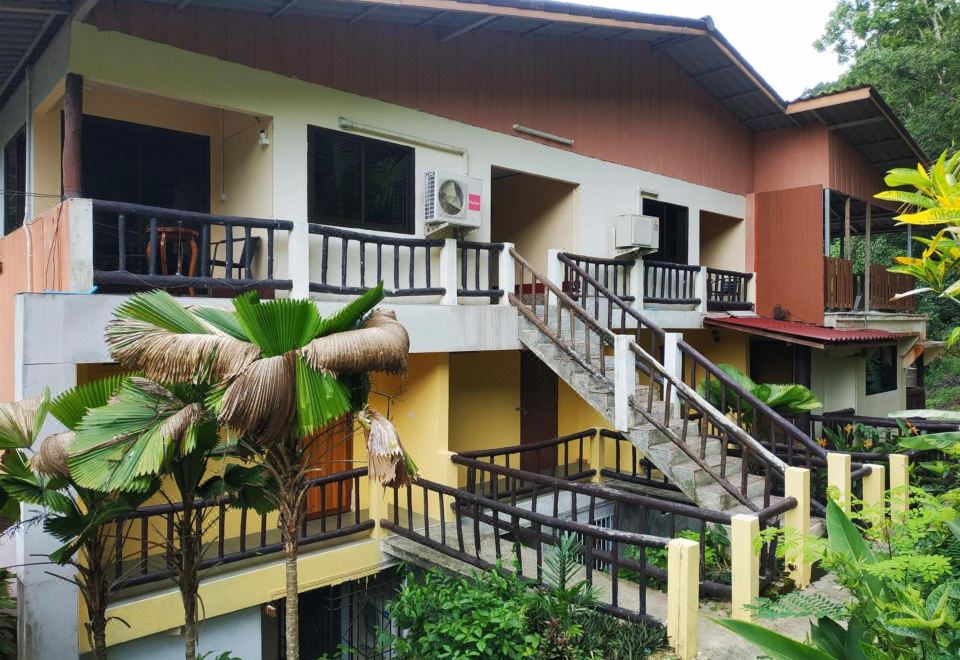 ห้องพักของ Rattana's Resort เตียงใหญ่ มีระเบียงมองออกไปเห็นสวน