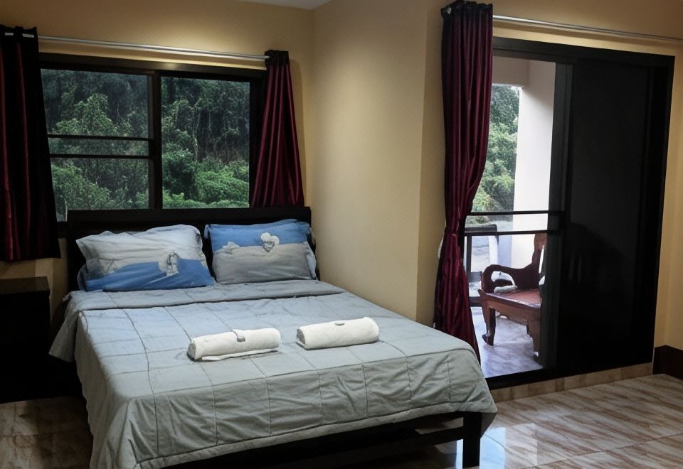 มุมร้านอาหารและพื้นที่นั่งเล่นของ Rattana's Resort บรรยากาศบ้านสวน