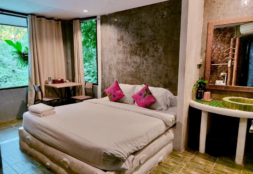 ห้องพักวิวแม่น้ำของ THANSILA Resort ระนอง พร้อมระเบียงมองออกไปเห็นแม่น้ำ