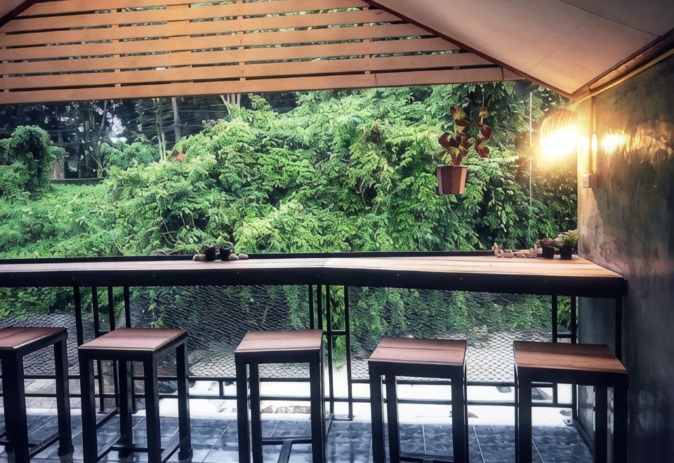 บรรยากาศริมแม่น้ำและพื้นที่ส่วนกลางของ THANSILA Resort ท่ามกลางภูเขา