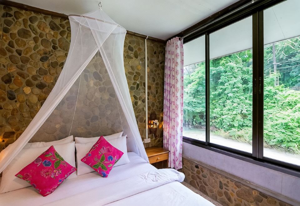 มุมห้องพักและระเบียงของ THANSILA Resort ระนอง