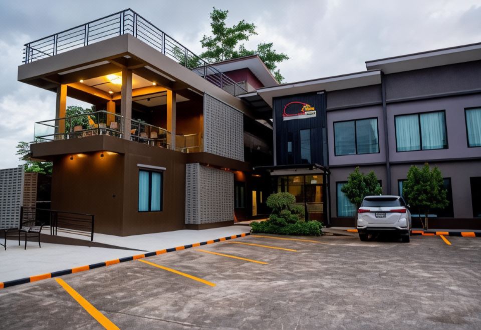 ห้องพักของ TOBEDzZ Hotel ระนอง โทนสะอาดสว่าง เตียงนอนกว้างสบาย