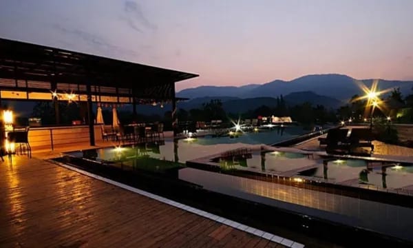 สระว่ายน้ำกลางแจ้งทรงอินฟินิตี้ของ Ashcarya Boutique Resort มองเห็นแนวภูเขาสวนผึ้งเป็นฉากหลัง