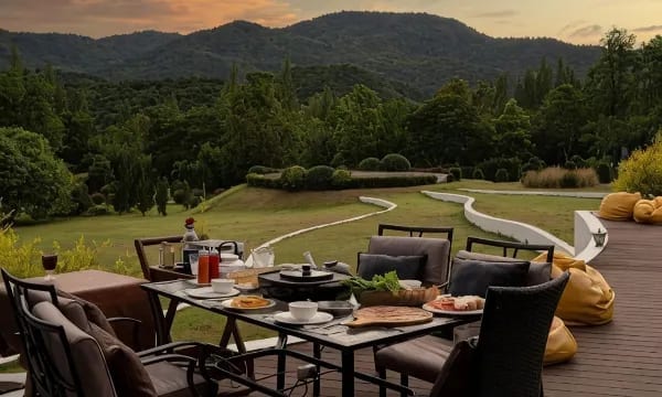 ห้องอาหารและบาร์ริมสระของ Ashcarya Boutique Resort บรรยากาศกลางขุนเขา