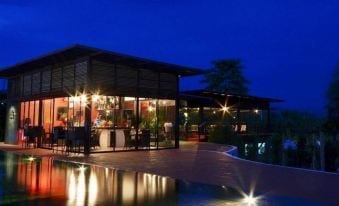 บรรยากาศวิลล่าและพื้นที่สวนของ Ashcarya Boutique Resort สวนผึ้ง ราชบุรี