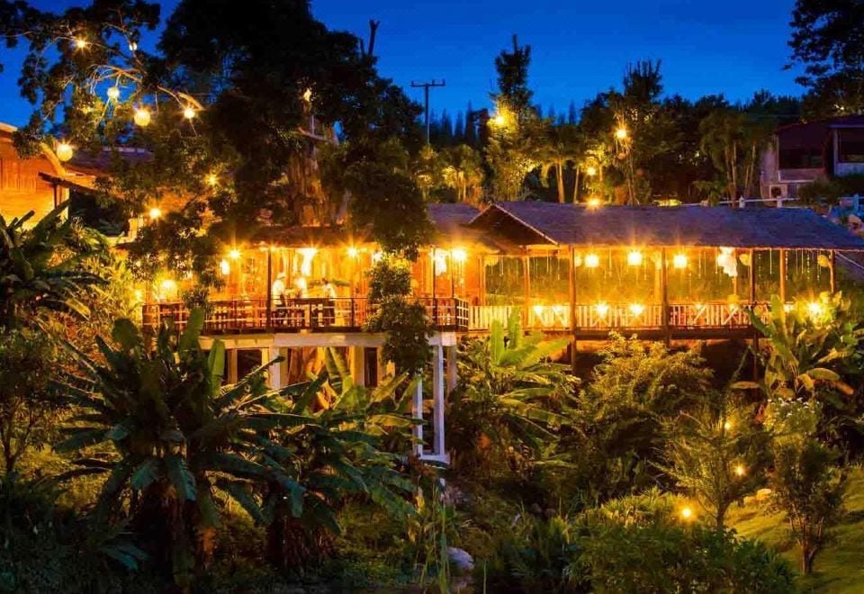 บ้านพักดีไซน์น่ารักรูปทรงแปลกตาของ The Banyan Leaf Resort สวนผึ้ง บนเนินหญ้าเขียวกลางขุนเขา
