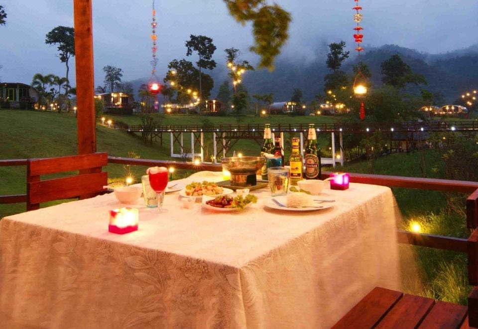 มุมร้านอาหารและพื้นที่ส่วนกลางวิวภูเขาของ The Banyan Leaf Resort สวนผึ้ง ราชบุรี