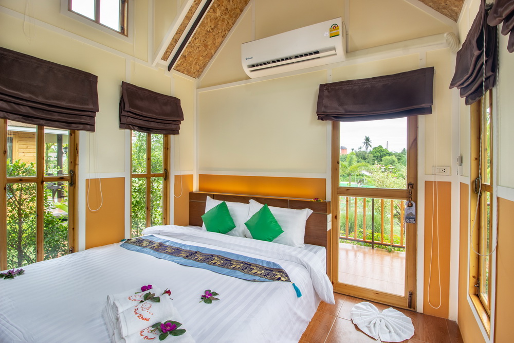 ห้องคอตเทจของ Chang Puak Resort Damnoen Saduak ราชบุรี ตกแต่งเรียบง่าย มีแอร์และน้ำอุ่น