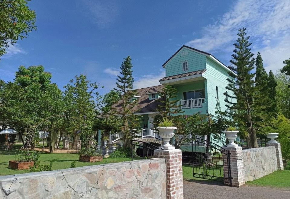 มุมสวนและน้ำพุของ Charisma Resort กลางอำเภอสวนผึ้ง