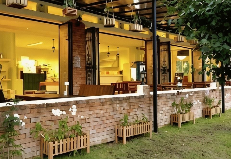 มุมส่วนกลางและพื้นที่ปิ้งย่างของ Dandelion Resort สวนผึ้ง ราชบุรี สำหรับนั่งชิลตอนค่ำ