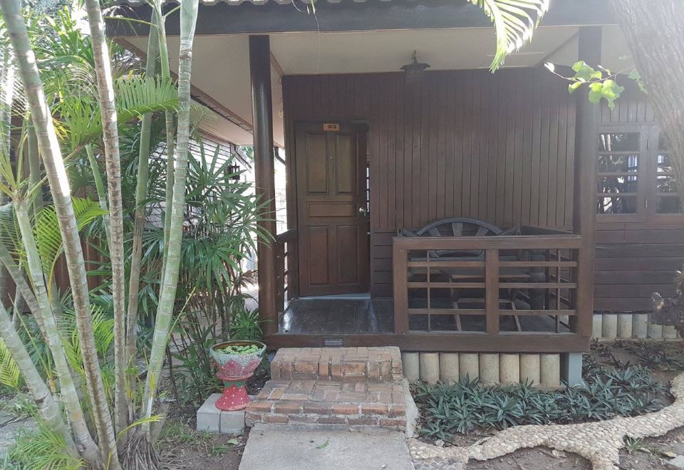 อาคารและสวนของ Guest House Ratchaburi ต.ดอนตะโก อ.เมืองราชบุรี
