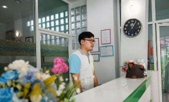 ห้องพักของ Happy Home Hotel Ratchaburi ตกแต่งโทนเรียบสะอาด มีระเบียงส่วนตัว