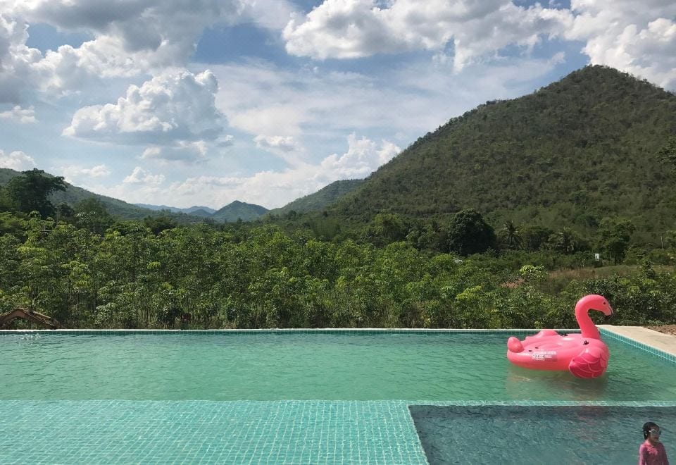 สระว่ายน้ำระบบเกลือกลางแจ้งของ Hi-Scene Resort สวนผึ้ง มองออกไปเห็นวิวภูเขา