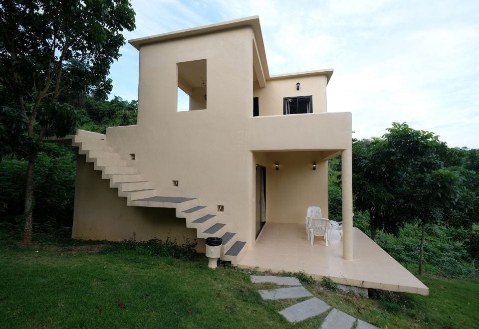 บ้านพักไล่ระดับบนเนินเขาของ Hi-Scene Resort พร้อมระเบียงส่วนตัวมองวิวภูเขาสวนผึ้ง