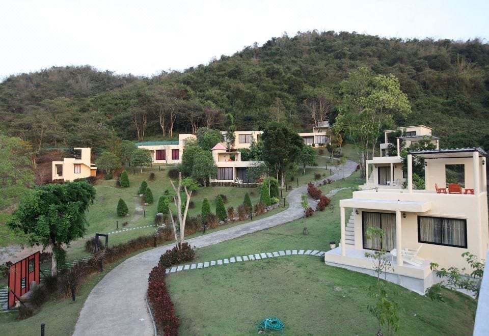 บรรยากาศสวนและพื้นที่ส่วนกลางของ Hi-Scene Resort ท่ามกลางธรรมชาติสวนผึ้ง ราชบุรี