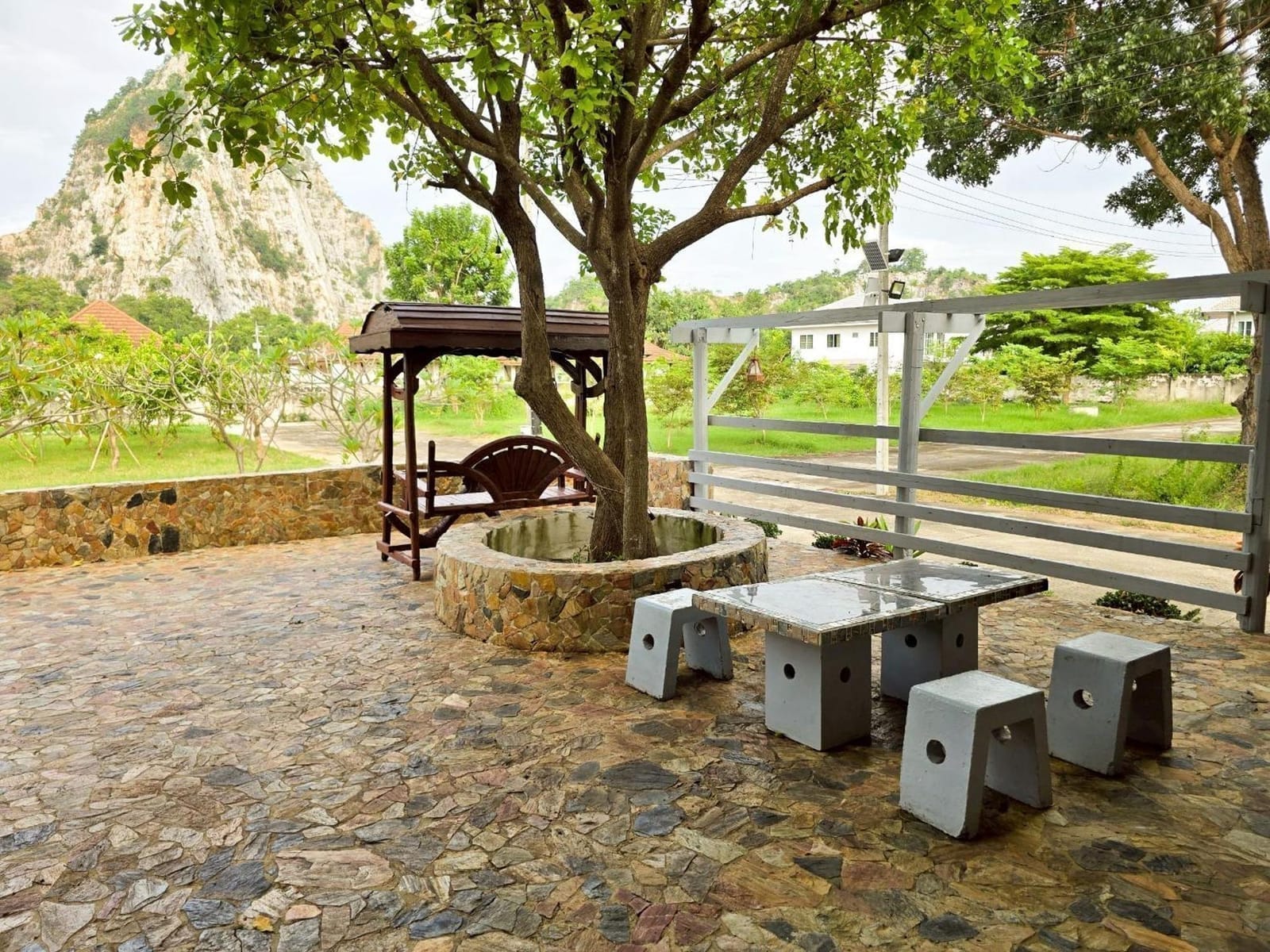 ห้องพักของ Kao Ngu Boutique Resort ราชบุรี ตกแต่งเรียบง่าย มีแอร์และทีวีจอแบน