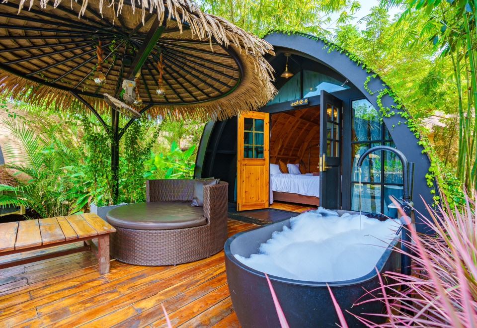 สระว่ายน้ำระบบเกลือยาวของ Khum Damnoen Resort ทอดผ่านกลางรีสอร์ทสไตล์บาหลี