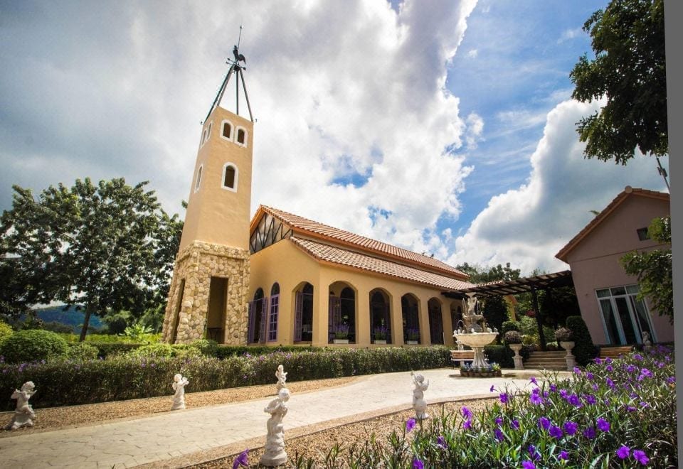 วิลล่าสไตล์โพรวองซ์ของ La Provence Suan Phung กลางสวนดอกไม้ในสวนผึ้ง ราชบุรี