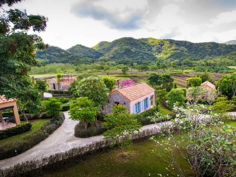 สวนและพื้นที่ส่วนกลางของ La Provence Suan Phung กลางหุบเขาตะนาวศรี