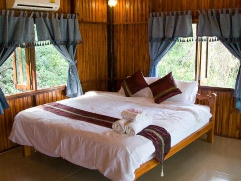 บ้านไม้สักทองทรงไทยของ Lom Rak Resort บนเนินเขาในสวนผึ้ง ราชบุรี