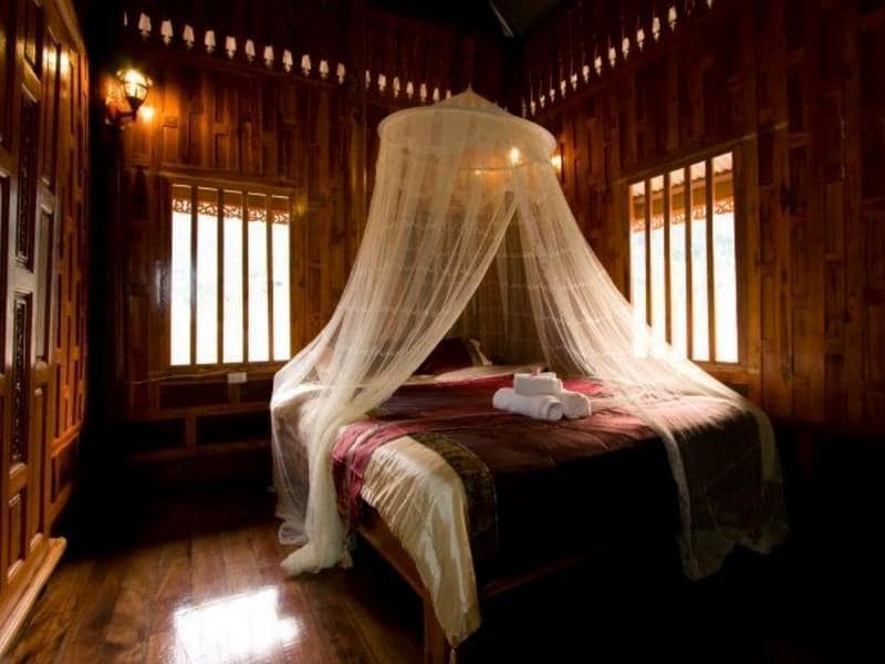 ห้องพักสไตล์ไทยและระเบียงวิวภูเขาของ Lom Rak Resort ล้อมรัก รีสอร์ท