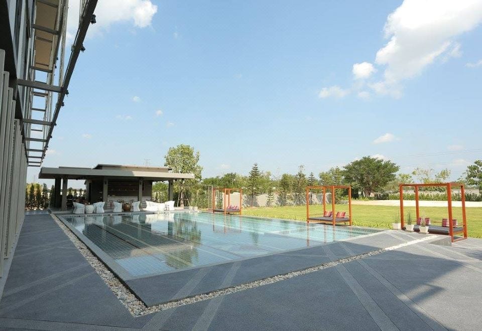 อาคารและสวนของ Navela Hotel & Banquet ราชบุรี ตกแต่งสไตล์ไทยร่วมสมัยโทนอบอุ่น