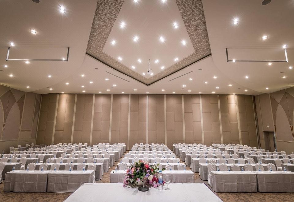 สระว่ายน้ำกลางแจ้งพร้อมเก้าอี้อาบแดดของ Navela Hotel & Banquet ในเมืองราชบุรี