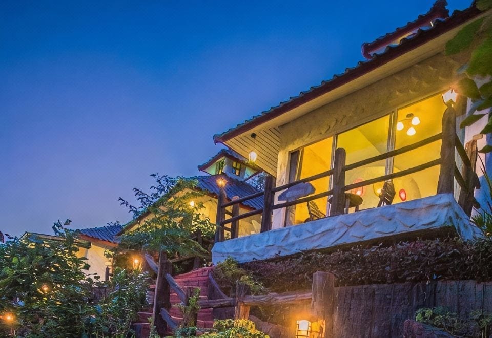 บรรยากาศเนินเขาและแนวภูเขาวิวกว้างของ Phumalida Resort สวนผึ้ง ราชบุรี