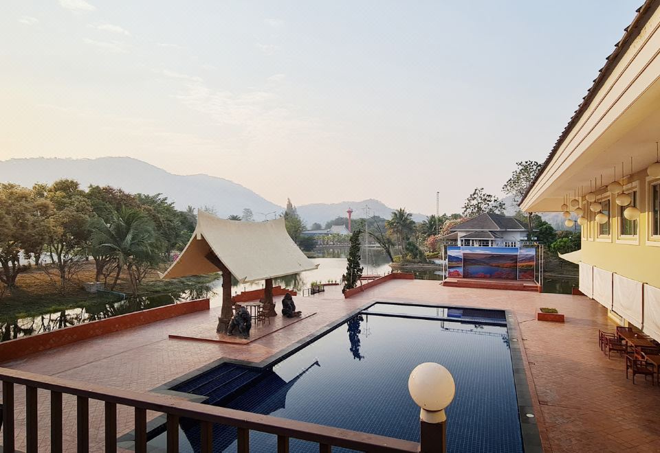 สระว่ายน้ำกลางแจ้งของ Phu Pha Phung Resort สวนผึ้ง พร้อมเก้าอี้นั่งเล่นริมสระ