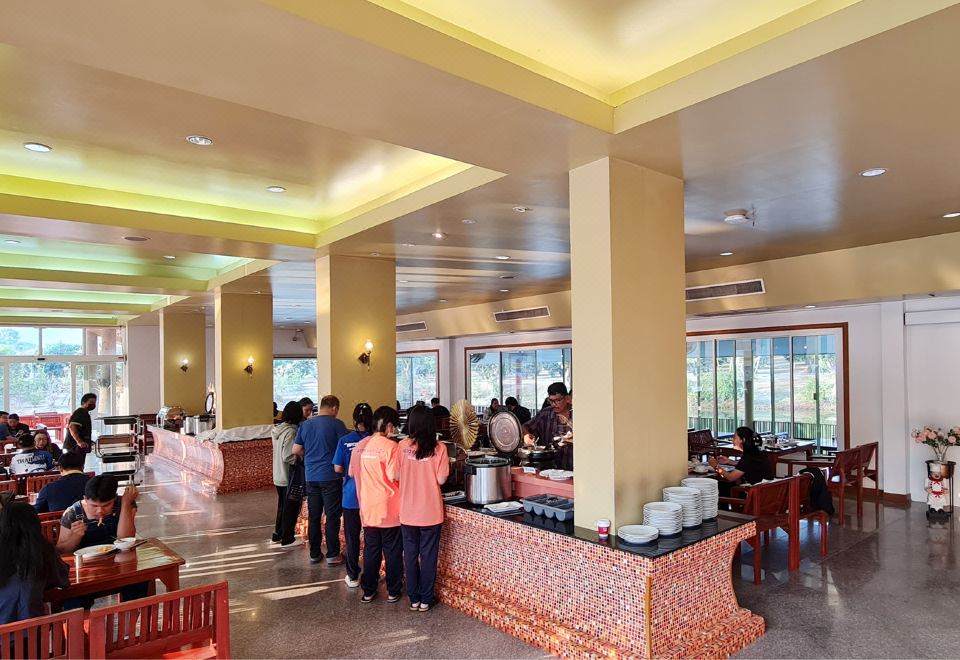 มุมร้านอาหารของรีสอร์ท บรรยากาศโปร่งรับลมสวนผึ้ง