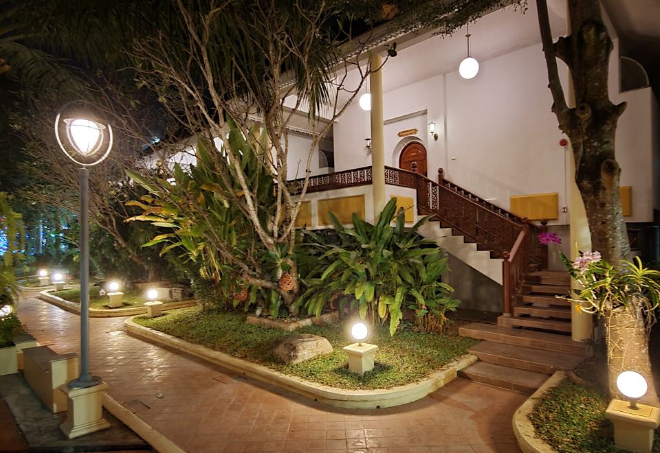 ห้องพักวิวสวนของ Phu Pha Phung Resort เตียงกว้างโทนอบอุ่น