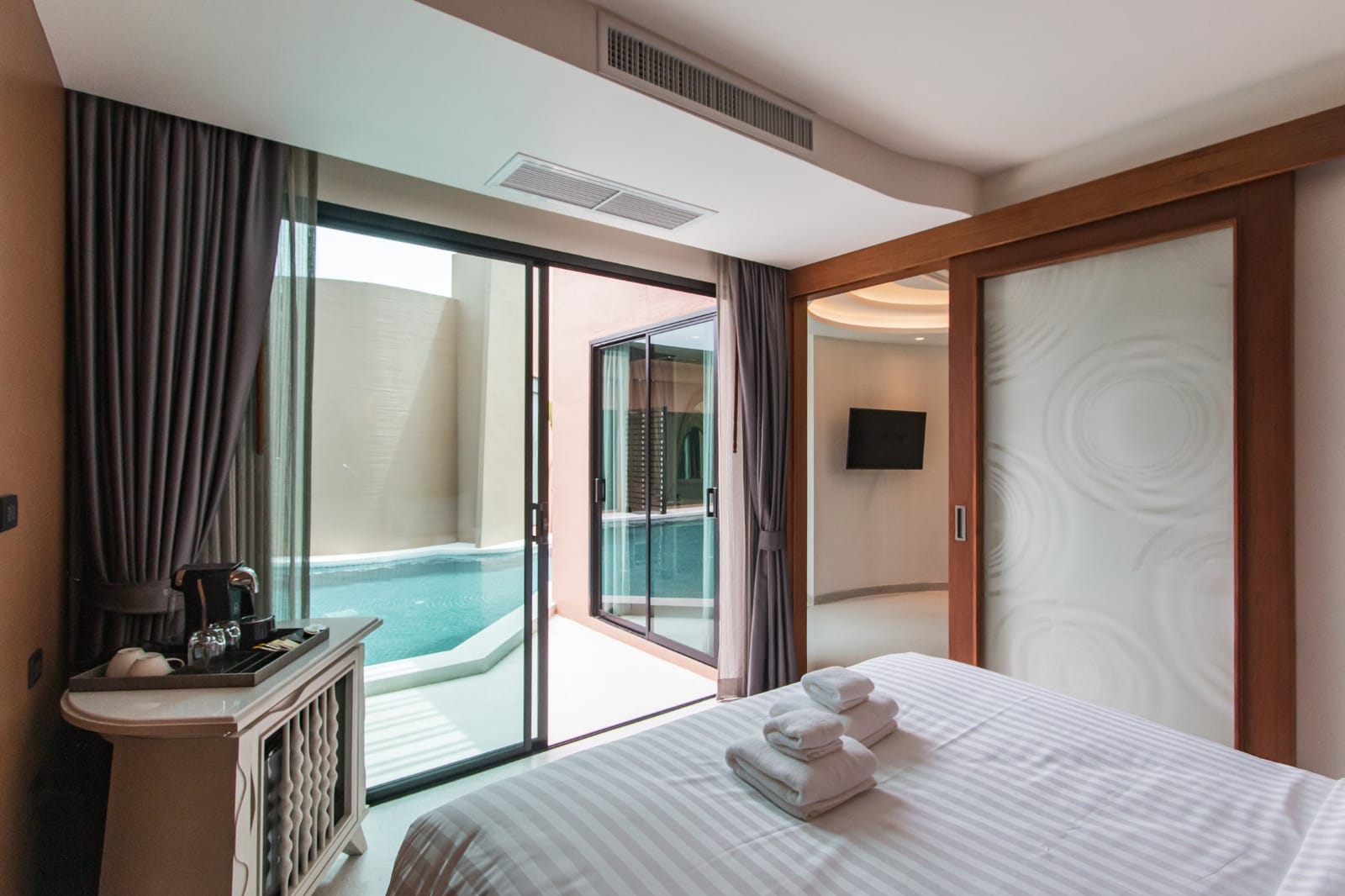 วิลล่าพูลแอคเซสของ Rachabhura Hotel เปิดประตูออกถึงสระว่ายน้ำได้เลย