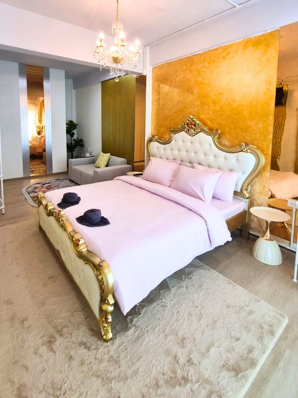 ห้อง Deluxe ของ Sleep by Me Ratchaburi ตกแต่งสไตล์ชมพูพาสเทล เตียงนุ่ม สะอาด