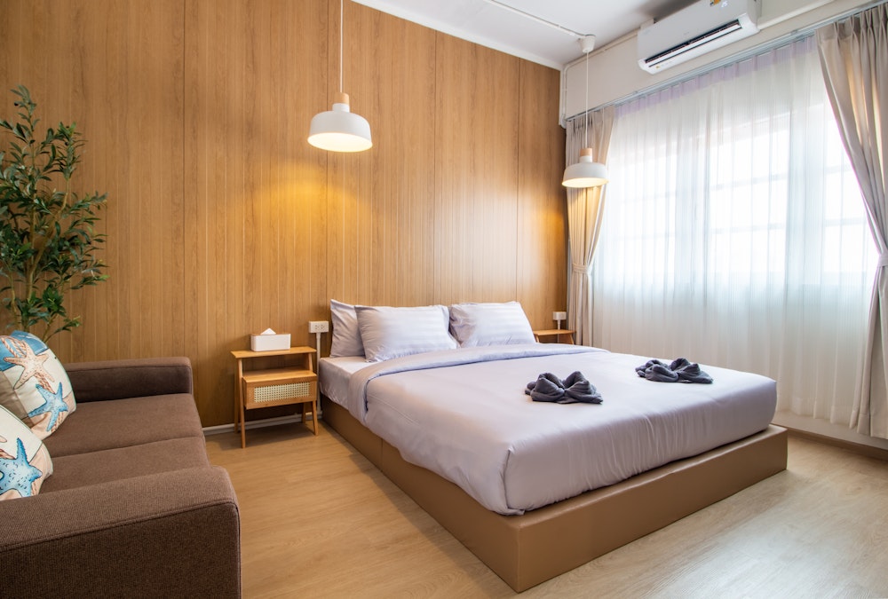ห้องพักของ Sleep by Me Ratchaburi ตกแต่งน่ารัก มีแอร์ ทีวี และตู้เย็น