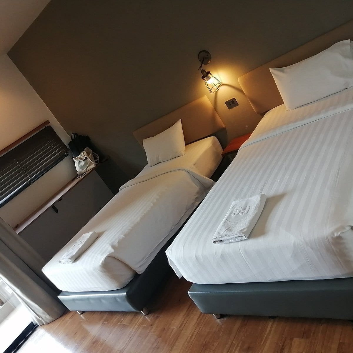 มุมตกแต่งสไตล์ลอฟต์ของ Space 59 Hotel ราชบุรี ที่แต่ละชั้นมีดีไซน์ไม่ซ้ำกัน