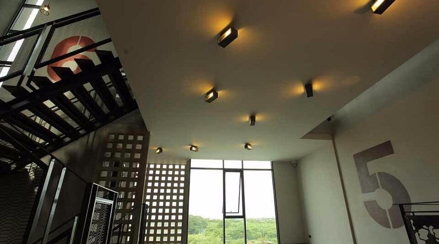 มุมคาเฟ่และพื้นที่นั่งเล่นส่วนกลางของ Space 59 Hotel กลางเมืองราชบุรี