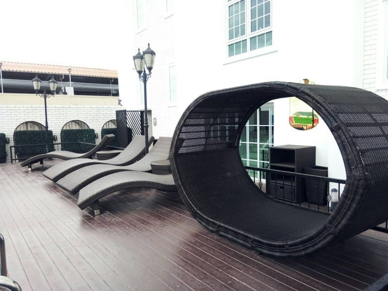 ห้องพักของ S.Swiss Hotel Ratchaburi ตกแต่งสไตล์วินเทจยุโรป โทนอบอุ่น เตียงสะอาด